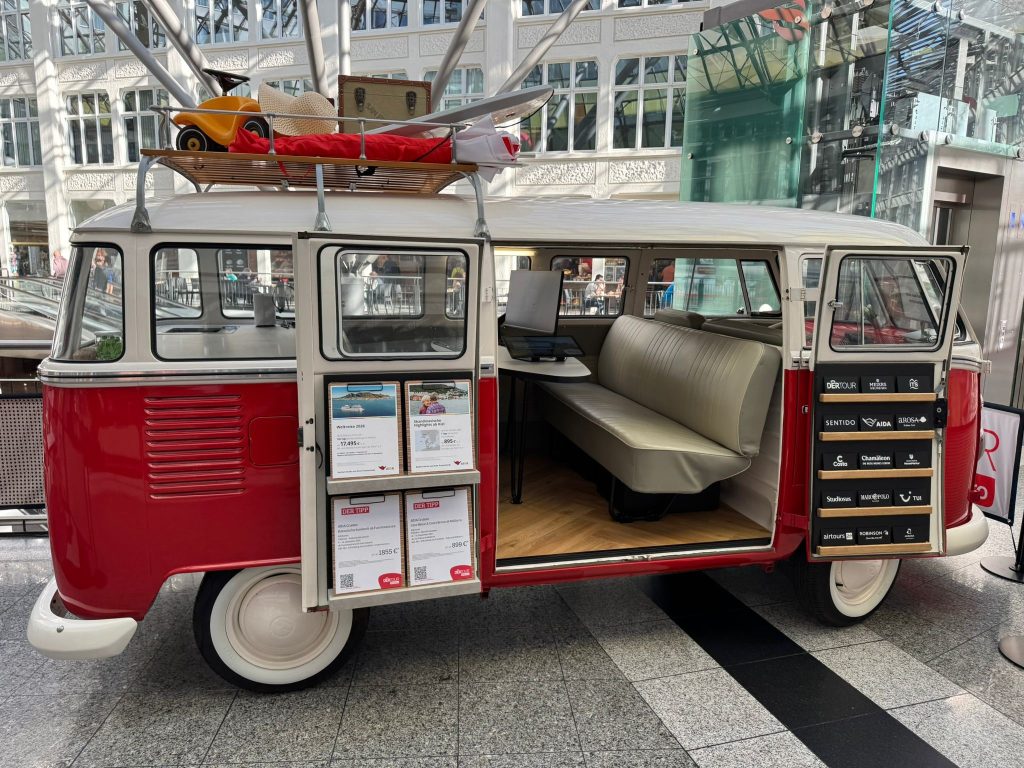 DERTOUR Reisebüro Bulli in einem Einkaufszentrum