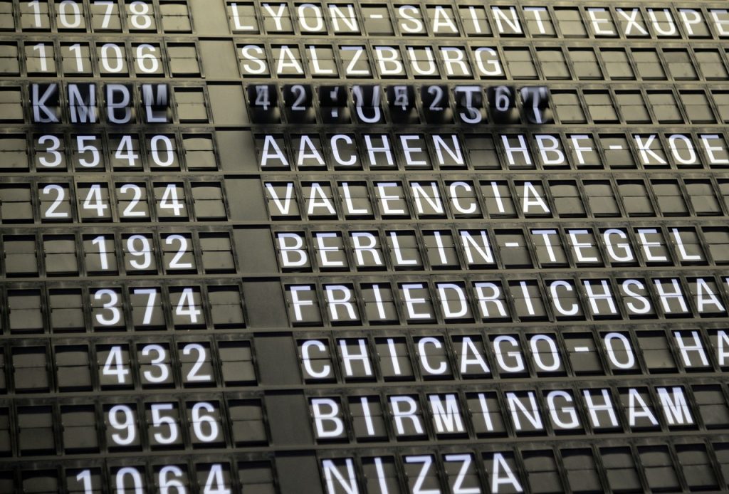 Spartipp für Last Minute-Reisende: Warum sich eine längere Anreise zum Flughafen lohnen kann